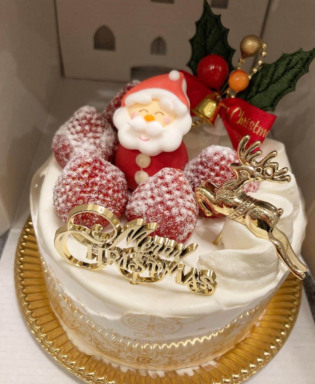 村田千弥さんのインスタグラム写真 - (村田千弥Instagram)「クリスマス当日は鍋でーす！ そして昨日食べ切れなかったクリスマスケーキを🎂  今年は @cocarde1990  うちはいちご好きのため絶対ショートケーキ派です👧🏻🍓」12月25日 20時28分 - chr.0429