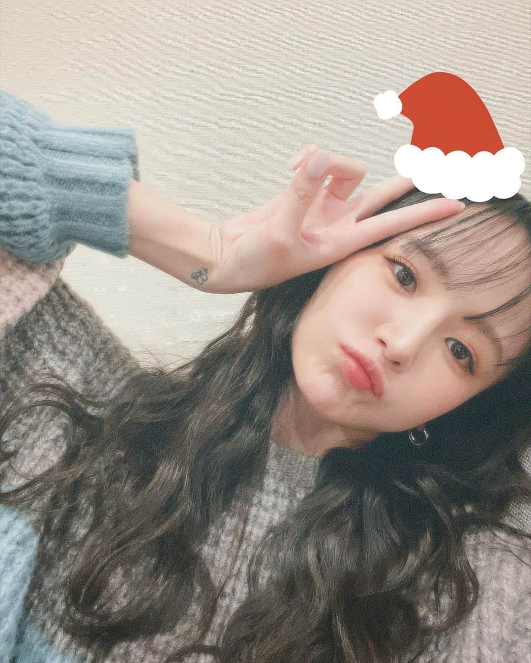 のインスタグラム：「Merry Christmas🎄!!! 友達のウェーブ巻きが可愛くて真似しちゃった🎅🏻♡」