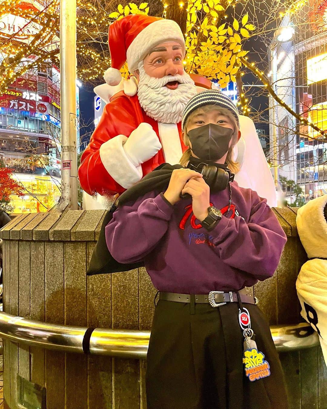 加藤清史郎さんのインスタグラム写真 - (加藤清史郎Instagram)「Happy Christmas   小さい頃から公私ともに通い慣れた渋谷駅ハチ公前。 多分、初めて写真を撮りました笑 サンタさんに引き寄せられて。 サンタさんの真似してみましたー  皆さま、素敵な夜をお過ごしください‼︎  #happymerrychrismas  #加藤清史郎」12月25日 20時36分 - kato_seishiro_official