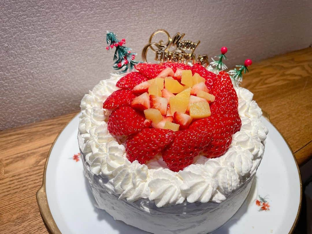 小野祐夢のインスタグラム：「. メリークリスマス🎄🎁✨  妹とケーキを作りました🍰 粉から生地を作って、生クリームを泡立ててデコレーションして楽しかったなー💕 いちごと黄桃の組み合わせが最高でした✨ けっこう上手くできた気がする!  昨日岐阜は雪が降ったのでここちゃんと外で遊びました🐶 雪は嫌いみたいです😅1歩も動かない笑 ぐる🐶はずっと雪食べてて、まる🐶は外に出るのもすごい嫌がりました😂  #クリスマス #雪 #bostonterrier  #frenchbulldog  #chiwawa」