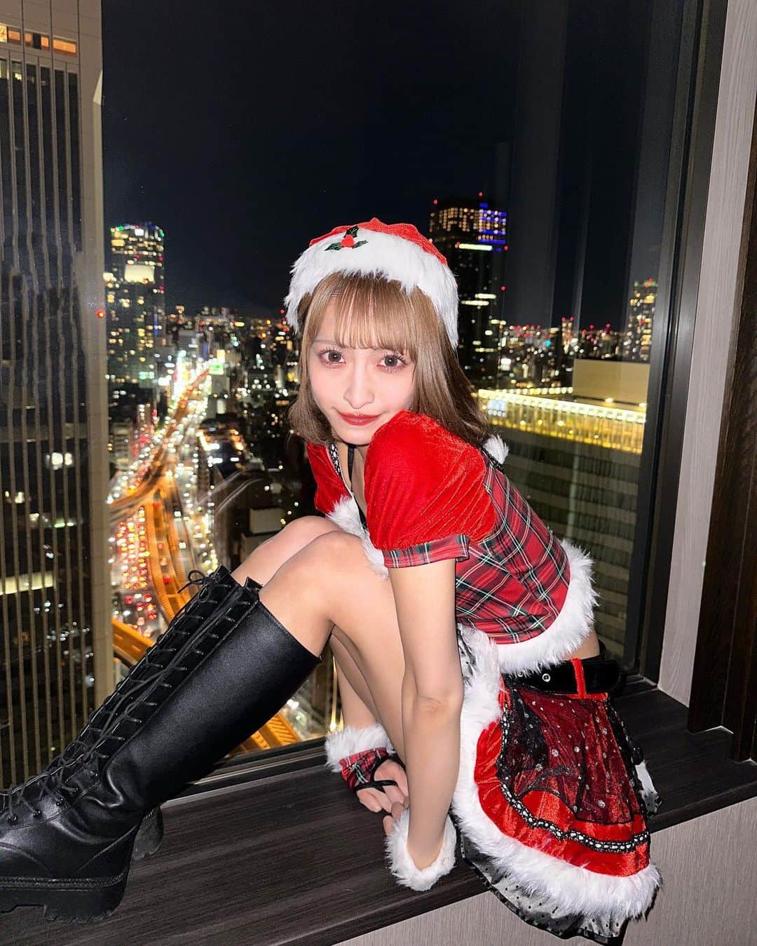 清水里香のインスタグラム：「⁡ ⁡ お待たせっ🎅🏻❤️ ⁡ ⁡ ⁡ ⁡ #めりくりかてぃー」