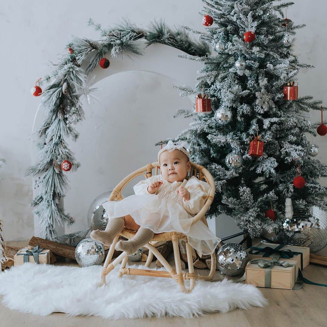 柯柯YELIZのインスタグラム：「今天的聖誕節🎄 多了欸比陪我一起過聖誕節 12月最期待的就是聖誕節 也代表一年又要過了🥲 也想記錄一下滿9個月的樣子，在ig查到 @one.dore  有聖誕寫真快閃 😍 又剛好在台中！！ 回娘家的時候趕緊順便約拍照📷  本來有點擔心欸比現在很難控制會大哭大鬧 意外拍攝的時候完全沒哭欸！感謝攝影姊姊們努力的逗欸比笑😍  攝影師幫我捕捉到好多欸比開心的瞬間我好喜歡啊啊啊  明明我是媽媽怎麼平常拍 捕捉到都是欸比的醜照勒？😆  感謝一朵朵攝影師跟小編辛苦的逗欸比，還陪我大聊媽媽經😍 在台中的媽咪有需要可以找 @one.dore   在這邊祝㊗️大家聖誕節快樂 希望欸比妳可以一直這樣開心的長大過每一天❤️  🌸一朵朵還有這些服務 ✔️抓週趣的拍攝 ✔️抓周虎衣道具租借 ✔️親子寫真拍攝 #寶寶寫真 #寶寶攝影 #人物攝影 #寶寶 #baby #marrychristmas #聖誕 #聖誕節 #聖誕攝影」