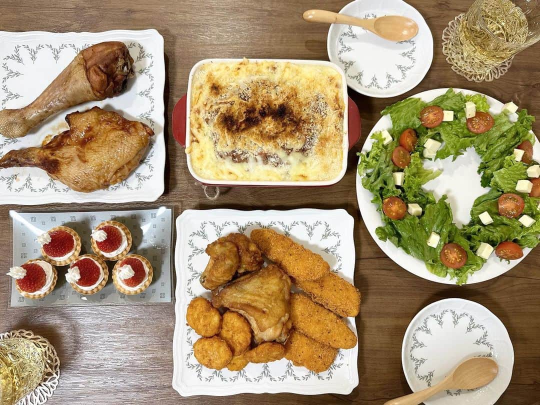 下垣真香のインスタグラム：「𓂃 MerryChristmas🎄.* ⁡ クリスマスディナーを作ってみました🍽❤️💚 ※チキンはしっかりケンタッキーを予約しました笑 ⁡ ⁡ #リースサラダ𓌉🥗𓇋 #ミートソーススパゲティグラタン𓌉🍝𓇋 #サンタ帽子のプチタルト𓌉🍰𓇋 #クリスマス #メリークリスマス #サンタ #クリスマスディナー #ディナー #チキン #christmas #Xmas #merrychristmas #santaclaus #christmasdinner #dinner #chicken」