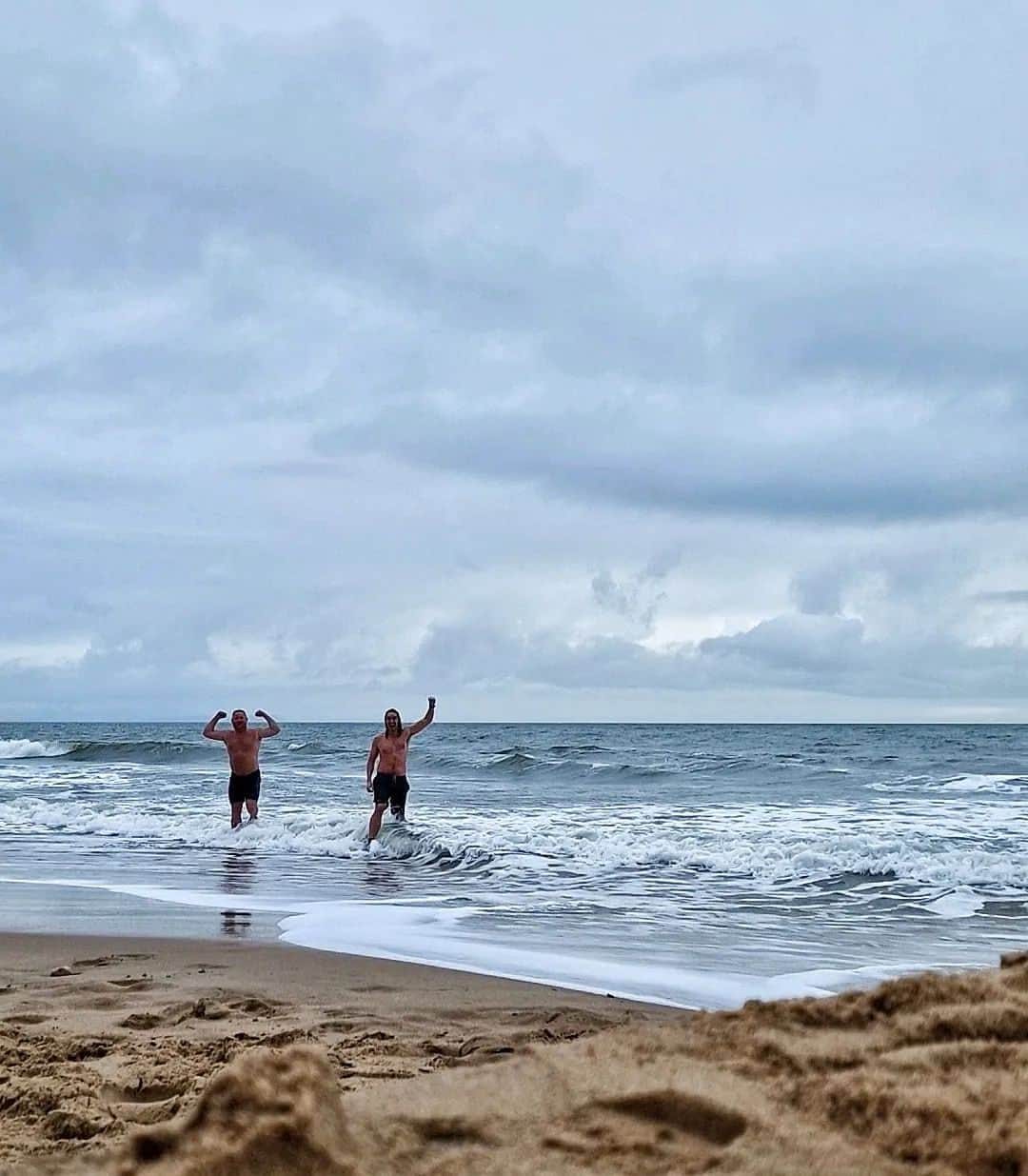 ジェームズ・フェルプスのインスタグラム：「Christmas morning at the seaside means one thing. So my pal Jumbo and I went for a dip. Merry Christmas everyone. I hope you are all have a great day. 🎄🎅🥂🥶」