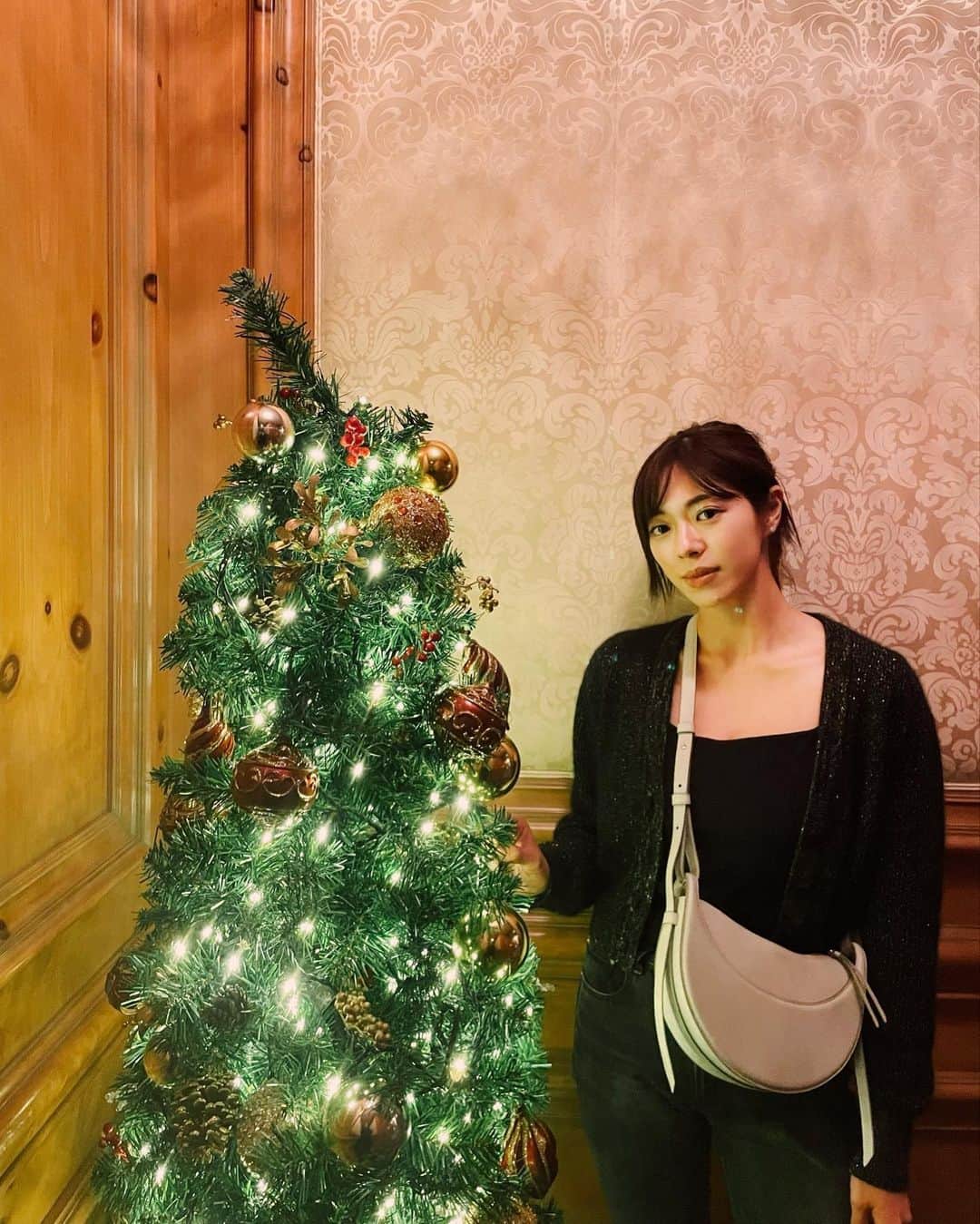 わちみなみのインスタグラム：「メリークリスマス🎄 ツリーと撮った写真は貴重😊  最近お気に入りの @polene_paris  生地もカラーもお気に入り🎂  #メリークリスマス #christmastree」