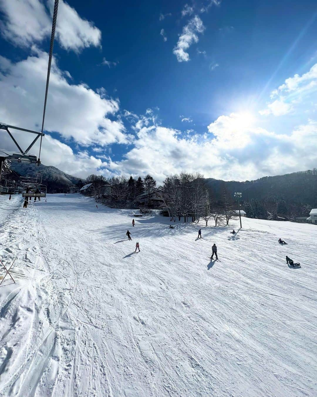 寺村美穂のインスタグラム：「#20221225  xmasスノボ🏂🎄 現役の時膝が怖くてできなかったから 人生初のスノボ！！また行きたい🤍  サンタの格好でやっている人もいました🎅🏼❤️  #merrychristmas 💚」