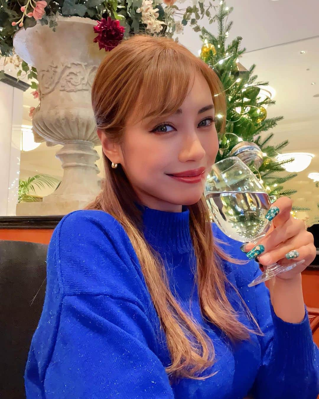 のインスタグラム：「コップに映る🎄ツリー❄️も ステキなり☃️💙✨+.°  ちょっぴりお姉さんな雰囲気は どうでしょう？？😌💙💙💙  爪取れてるの内緒🤫 w w  #cyberjapan #junon #サイバージャパン　#ジュノン」