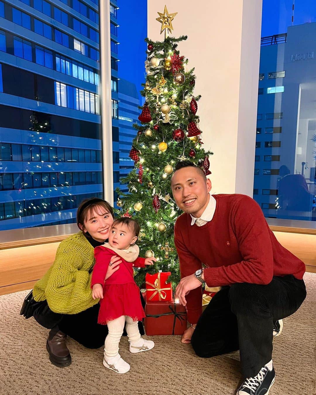 おのののかのインスタグラム：「🎁 家族みんなでクリスマスコーデ❤️💚❤️」