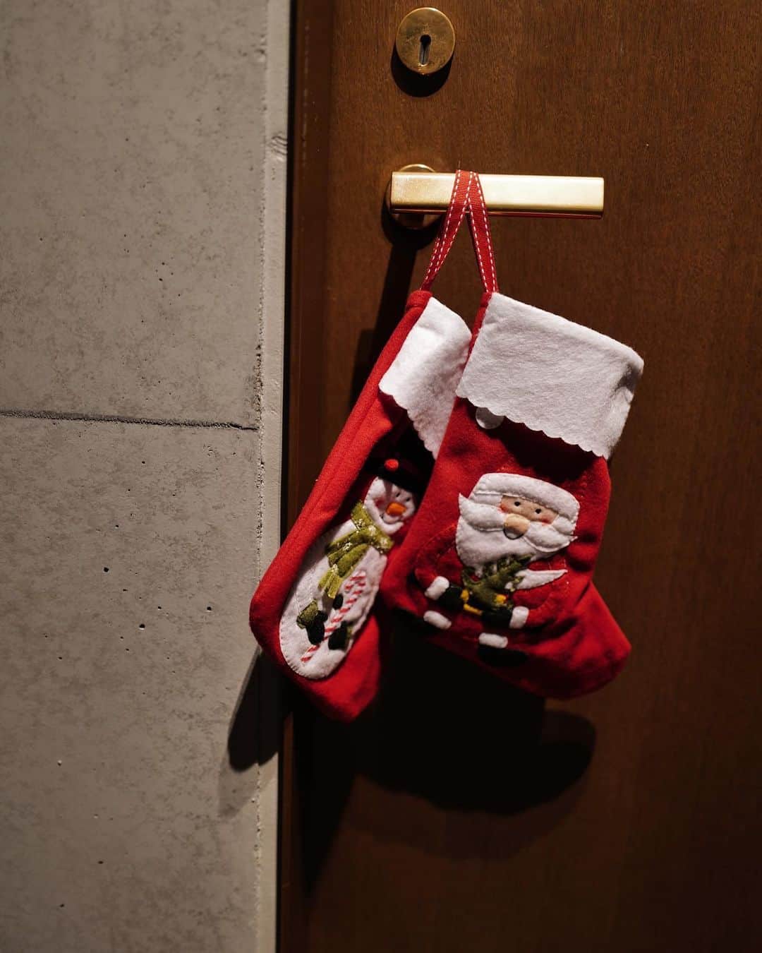 正中雅子のインスタグラム：「Santa has come!🎅❤️  宿泊していた　@kyoto.marufukuro の心温まるサプライズ🥺🫶  朝食に向かおうと部屋を出たら、ドアノブにサンタの靴下が🧦❤️ まさかのサプライズにサンタさんが本当に来たと思った！！  中に入っていた絵本もとっても心温まるものだった☺️  素敵なお心遣いに感謝です🥰  子供達も朝から２回目のサンタからのプレゼントに大喜びでした！  #Christmas#クリスマス #masacotravel」