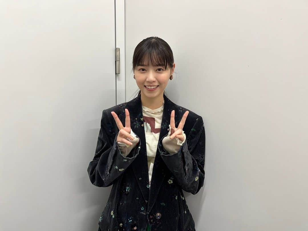 西野七瀬さんのインスタグラム写真 - (西野七瀬Instagram)「カレンダーイベント ご来場いただいたみなさま、 配信をご覧いただいたみなさま、 スタッフのみなさま、 どうもありがとうございましたっ🙇‍♂️ 始まる前までどうなるか分からず 始まってみても こんな感じでいいのかなぁ？と心の中でわたわたしてましたが それも含めて楽しかったな 頷いてくれるみなさんに救われまくった笑 あれ言えばよかったー！みたいなのが今になって浮かぶ^_^ またできるといいな！ ゆるい時間を 楽しんでいただけてたら何よりです✌️」12月25日 21時21分 - nishino.nanase.official