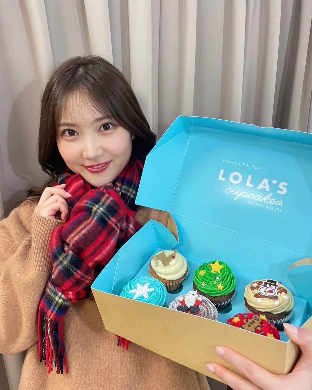 のインスタグラム：「. よるブラクリスマス🎄🎁  クリスマスっぽい私物マフラーを スタイリストさんが巻いてくれました🧣  そしたらたまたま山口くんも赤いマフラーで 記念撮影しておこうと！  向井さんミキさんも一緒に！👯‍♀️ と気づいた時にはすでに遅し。。 いっつもすぐ帰ってしまうんです🥹  仕方なく、、苦渋の決断でしたが、、 向井さんは雪だるま⛄️ ミキさんはサンタクロース🎅 となりました。  そんなこんなですが 帰るの早いです寂しいですって言うと笑ってくれる 懐の深い先輩チーム本当に優しいんです🙏  わちゃわちゃ楽しすぎる よるブラ現場の様子をお伝えしました〜💓  #特に向井さん #誕生日のお祝いもさせてもらえないくらい #楽屋から秒で消えてしまいます #でもなんとかお祝いできました #スタッフさんも必死です #これからもくらいついていきます！！ . . . .」