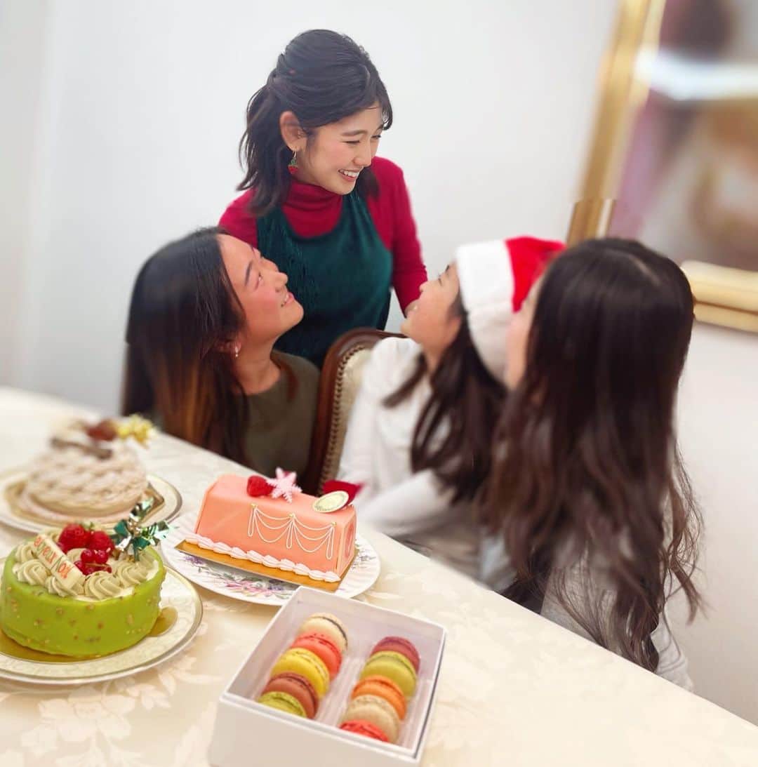 高橋幸さんのインスタグラム写真 - (高橋幸Instagram)「きょうは甘いものをたくさん食べても良しとしました🎅🍓 #merrychristmas #cousinsgoals #従姉妹 #10代に囲まれる」12月25日 21時22分 - sachitakahashi8