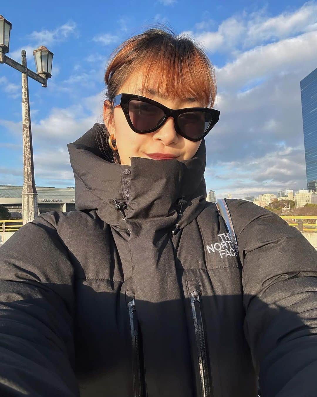 村上佳菜子のインスタグラム：「🌻 若い選手の勢いとシニアの選手の深みと、 両方感じるレベルの高い全日本選手権でしたね。 お疲れ様でした！！ . 大阪の雪の日、このノースフェイスダウンに 救われました。あの日は何だったんだろうか。 めちゃくちゃ寒かった🥶 . . . #全日本選手権　#全日本フィギュア  🧥 @thenorthfacejp  👜 @littlesunnybitestyle   #ノースフェイス　#northface  @thenorthface @thenorthfacejp」