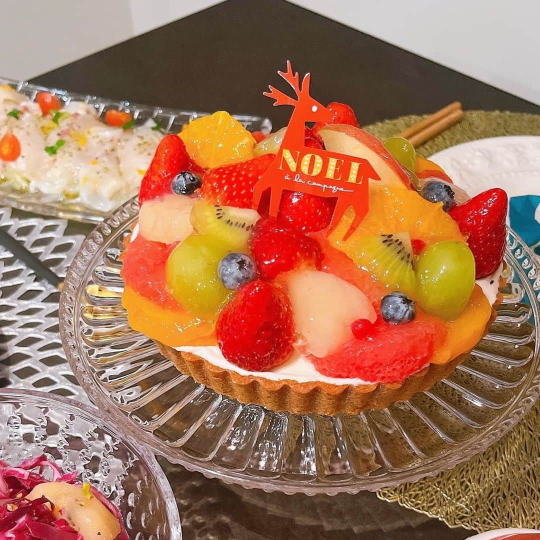 のインスタグラム：「🎄Merry Christmas🎄  ケーキは毎年当日に購入しようとして大行列で後悔するので、今年こそは予約…！！と1ヶ月半前から予約しました🎂  岩田屋 #alacampagne のフルーツタルト🍓タルトなのに中にスポンジも入っていてとても美味しかったです🥰」