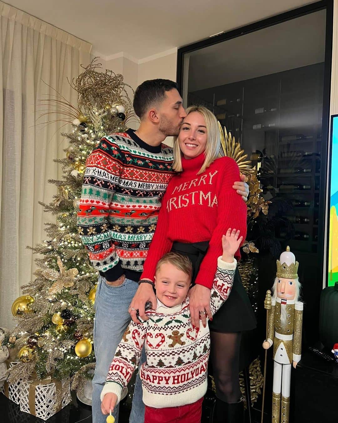 ダニロ・カタルディのインスタグラム：「Buon Natale a tutti❤️👨‍👩‍👦🎄」
