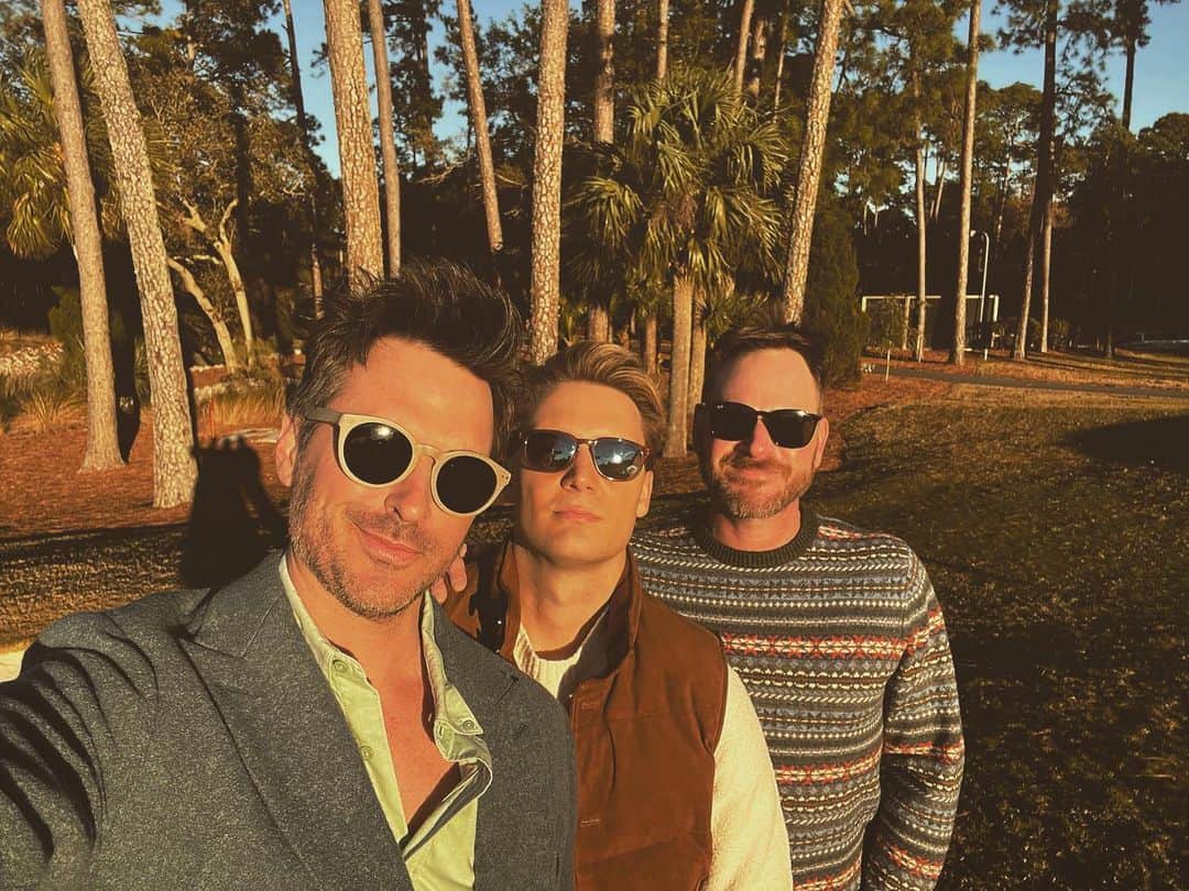 のインスタグラム：「Merry Christmas from The Christmas BOYZ! ✌️ 🎄 🎅 ☀️」