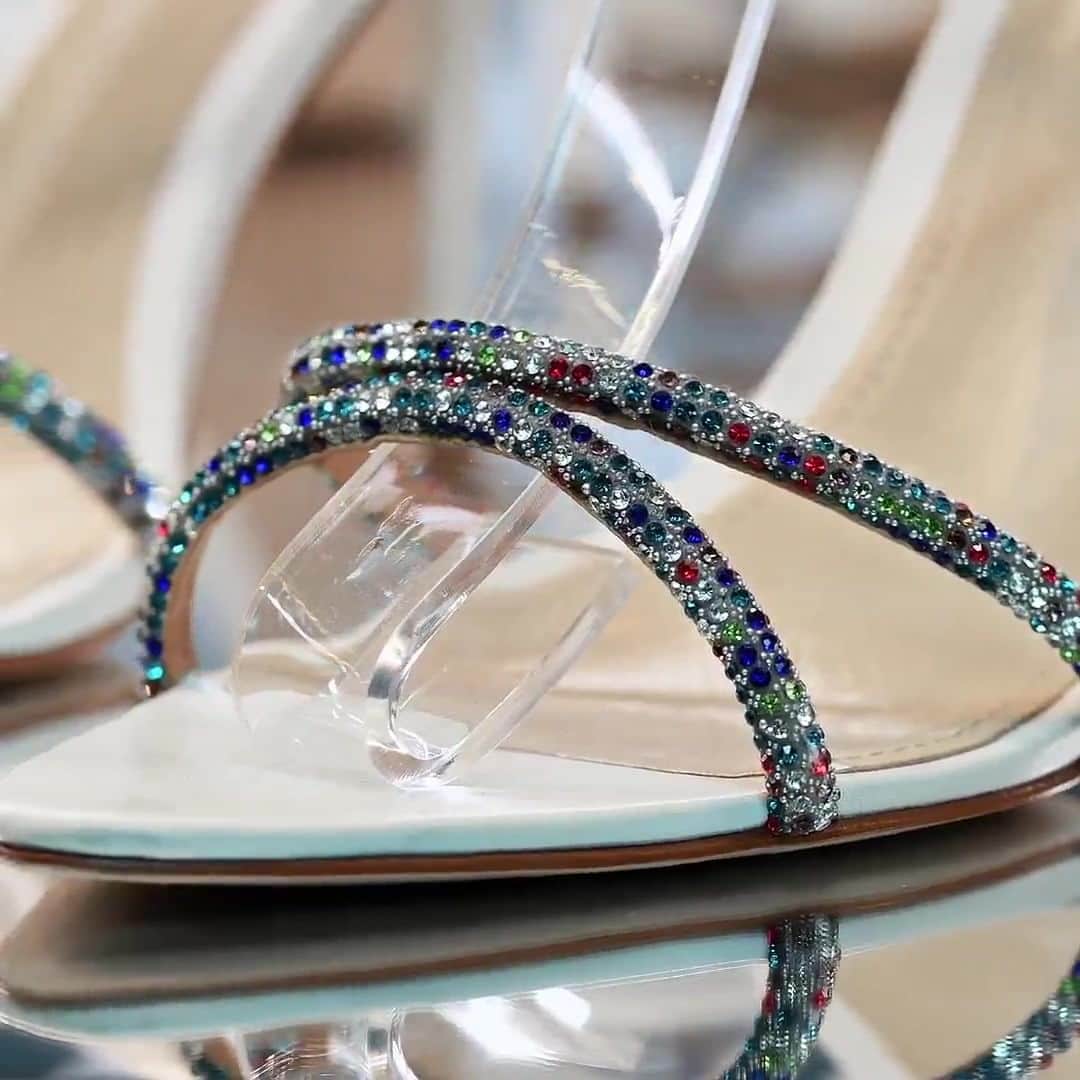 Schutzのインスタグラム：「THE COOLEST GIFT!   Existe presente mais perfeito? A coleção Holidays traz todo o glamour e sofisticação para as festas de final de ano!   #Schutz #SchutzHolidays」