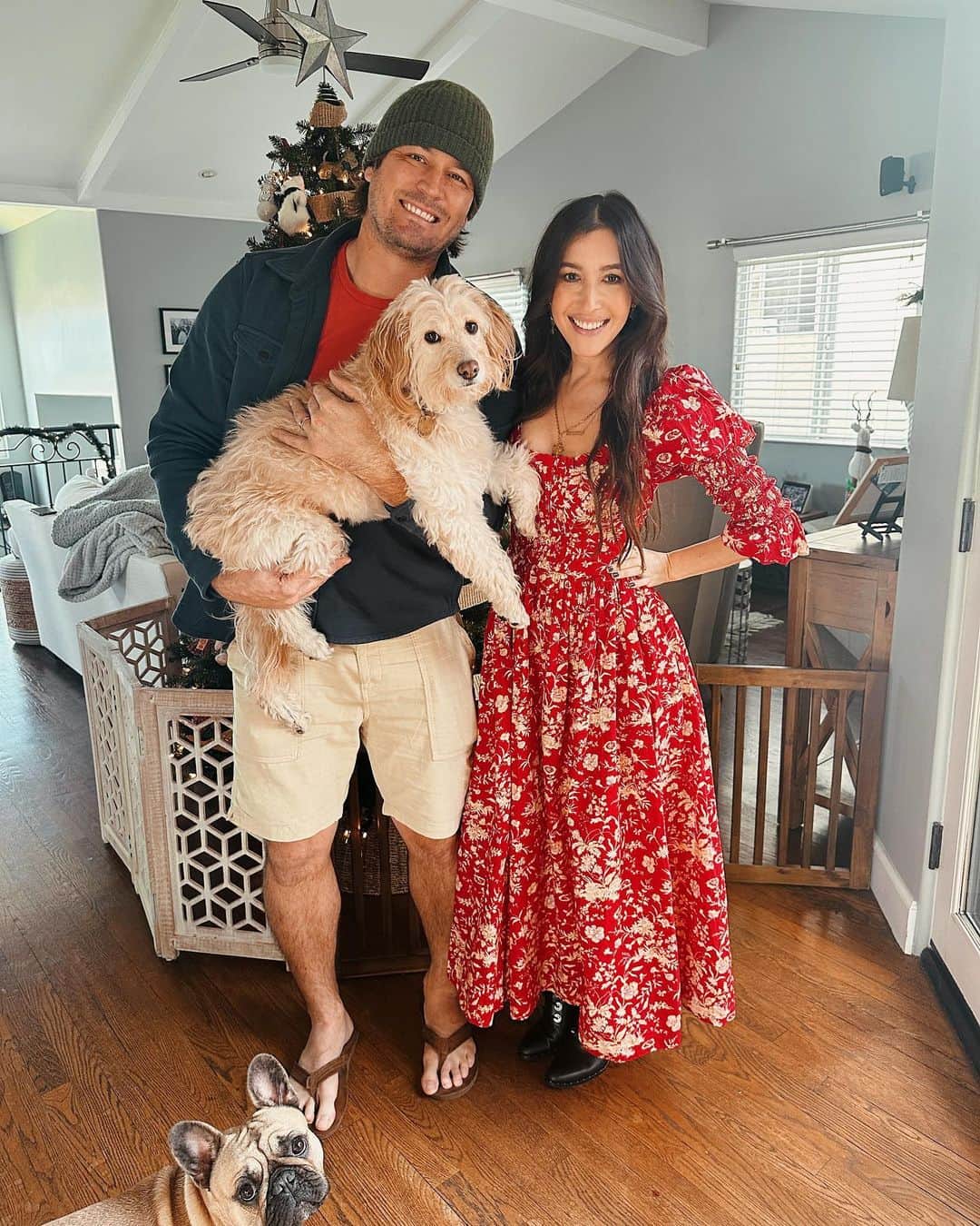 ケイト・ボイージェルのインスタグラム：「Merry Christmas and happy holidays from our fam to yours! 🎁🎄❄️🎅🏽 @gusnycfrenchie made a special cameo this year 🐾」
