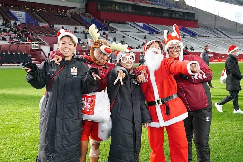 三宅史織さんのインスタグラム写真 - (三宅史織Instagram)「. メリークリスマス🎅🎄  みなさんの熱い応援のおかげで勝つことができました💪  みんなありがとー！！！！  #inac神戸 #weリーグ #メリークリスマス #🎅🎄」12月25日 23時17分 - miyakeshiori5