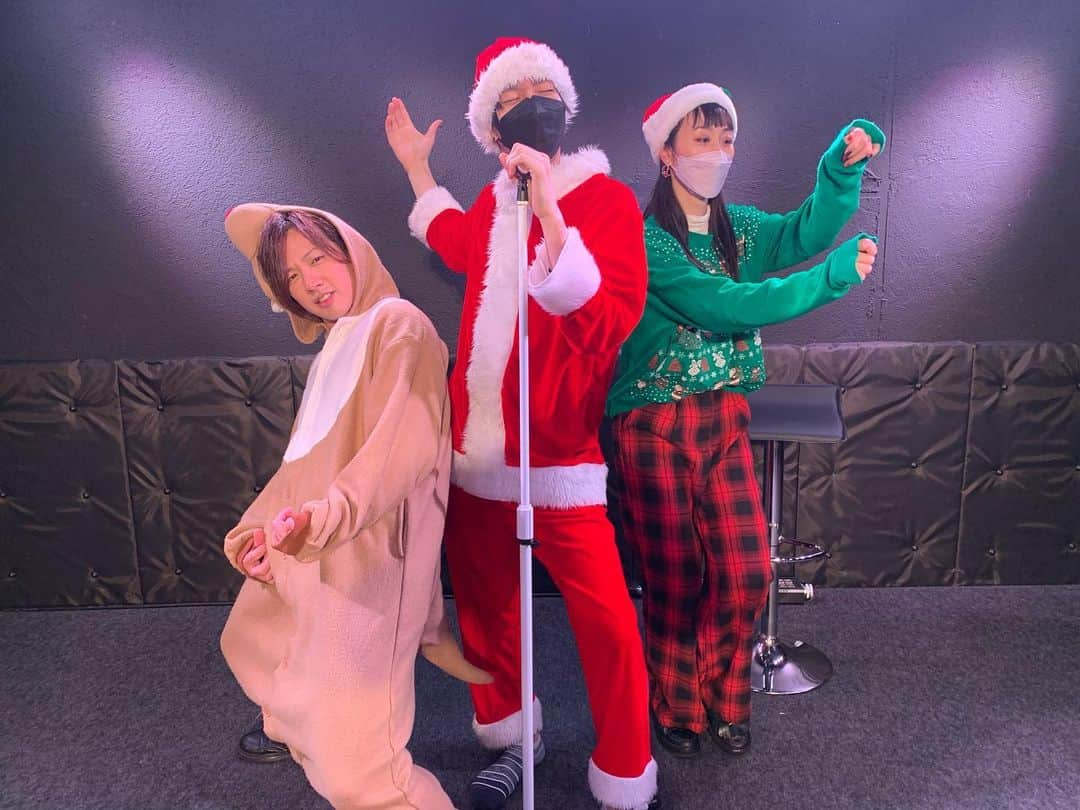 江田剛のインスタグラム：「イヴのファンクラブ配信から始まり Xmasイベント&シェアハウスの配信丸一日がかりでしたがご来場、ご視聴頂きありがとうございました😆✨  とっても温かなhappy溢れるクリスマスになりました😊💜🎄  つよサンタからのプレゼント🎁はいかがでしたか？👀  来られなかった方には 写真のプレゼント🎁✨  また来年も一緒に過ごせます様に🌠  #クリスマス #幸せ空間 #ファミリー  PS チャロ・イカさん・まゆ 忙しい中お手伝いありがとう😊✨」