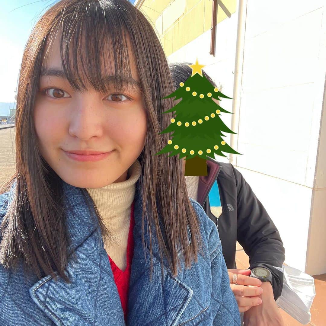 のインスタグラム：「メリクリ🎄🎄🎄 リールのオフショット 撮影スタッフはマッマでした😘 そしてその日のジャイコ❄️ みなさん良いお年を✨ #堀口日萌#merrychristmas #メリクリ #クリスマス」