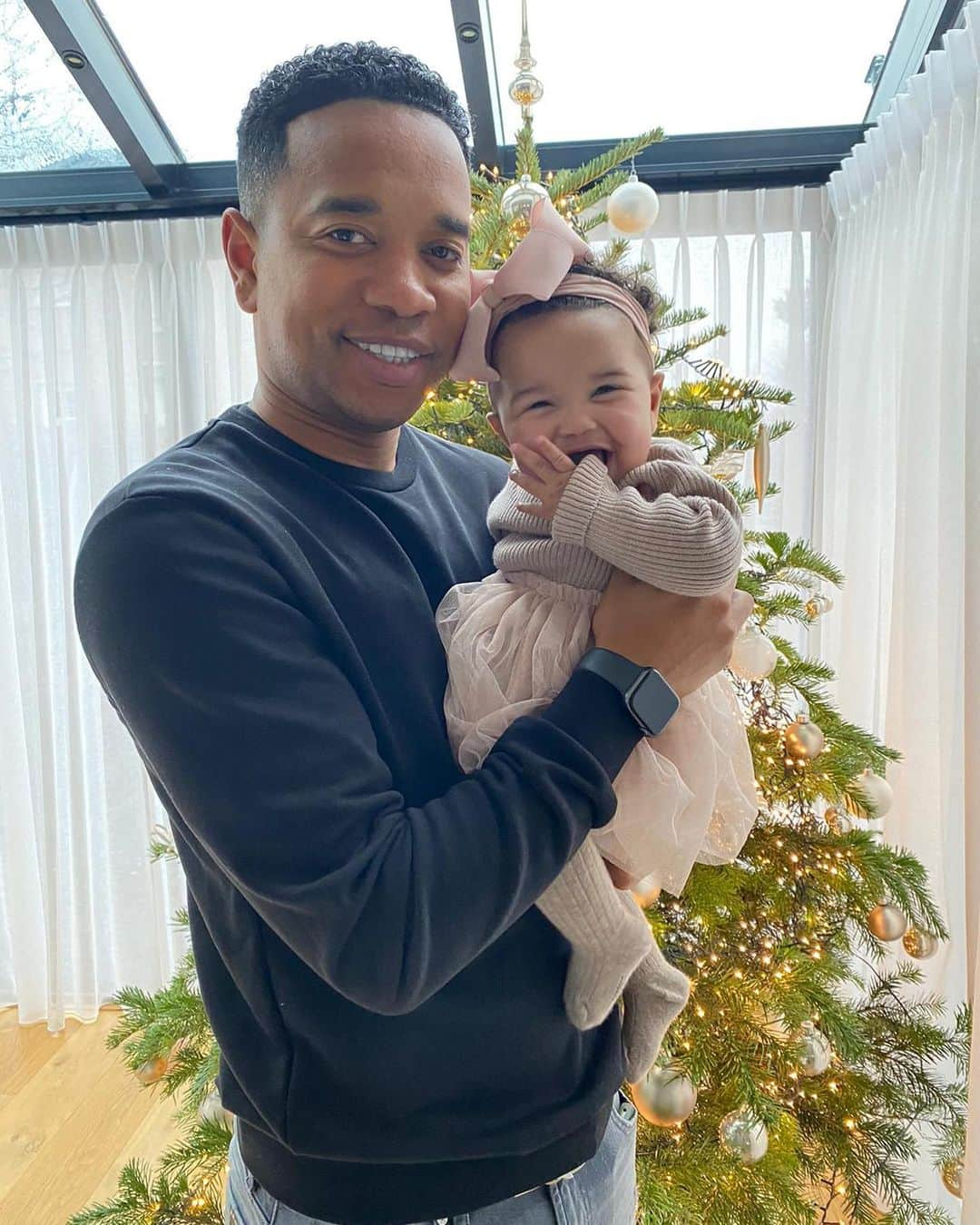 ウルビー・エマヌエルソンさんのインスタグラム写真 - (ウルビー・エマヌエルソンInstagram)「Her first xmas and she is so happy.  Merry Xmas Everyone 🎄🎅🏽❤️ #xmastime」12月25日 23時14分 - urby28