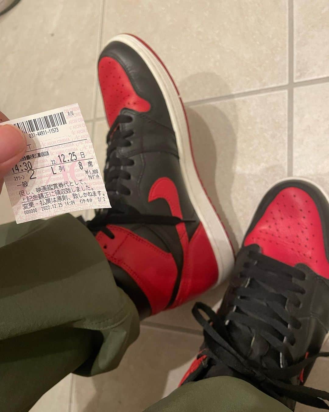 立岡宗一郎のインスタグラム：「これ履いてスラムダンク見てきました😊 感動感動感動😭😭😭  花道流川りょーちんゴリ三井くん。  皆んな良かった😭😭😭  花道のaj1ブレッド映るたびに ニヤニヤしちゃいました😁  #slamdunk  #airjordan1  #airjordan1bred」