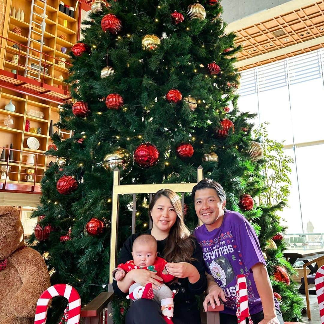 君島良夫のインスタグラム：「Very Merry Christmas to you all from 3 of us. 🧑🏻‍🎄👶🏻🎅🏼🎄🎁」