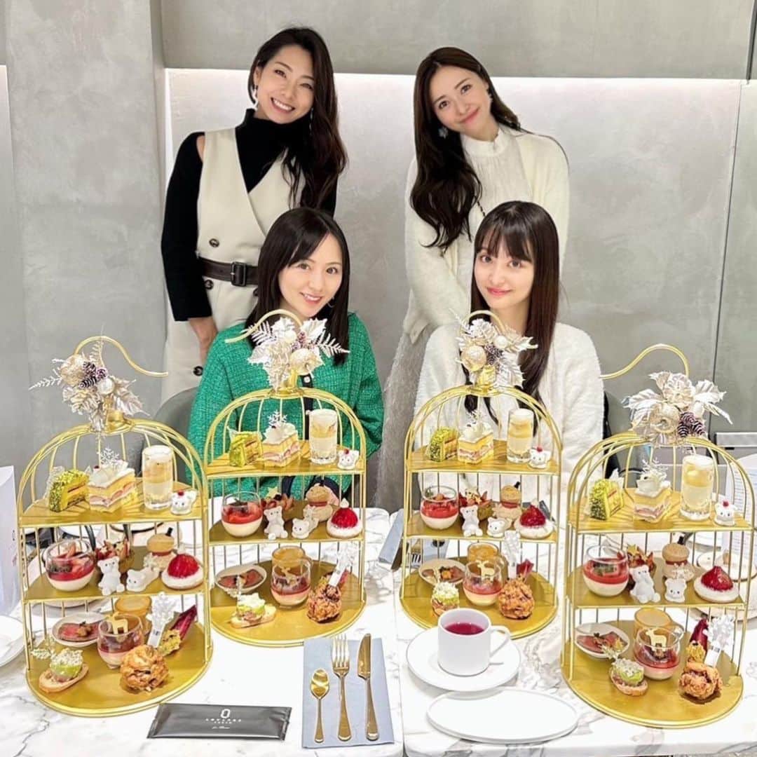黒澤ゆりかのインスタグラム：「MerryChristmas🎁  今年はクリスマスの有馬記念🎄🏇でしたね☺️  イクイノックスおめでとうございます👏☺️  私はなんとか三連複とれたけど、だったのですが、本命はエフフォーリアだったので、そこからの馬券も買ってたのでガミってますが、ヨシとしようと😂笑  5着だったけど収穫のあるレースだったと思うのでこれからも応援ですね📣  写真はみんなで @louangetokyo_lemusee でクリスマス女子会の時の☺️  もう良いお年をーって話になってしみじみ🥹  でも来年会う日も既に決まってる笑笑😂💓  クリスマス終わると本当残りわずかなので載せ切れてない写真とか載せないと！！笑💦  sns気を抜くとすぐ数日経つ癖があるから気をつけよう！！💦 待ってくれる人がいる限り！！🥹笑」