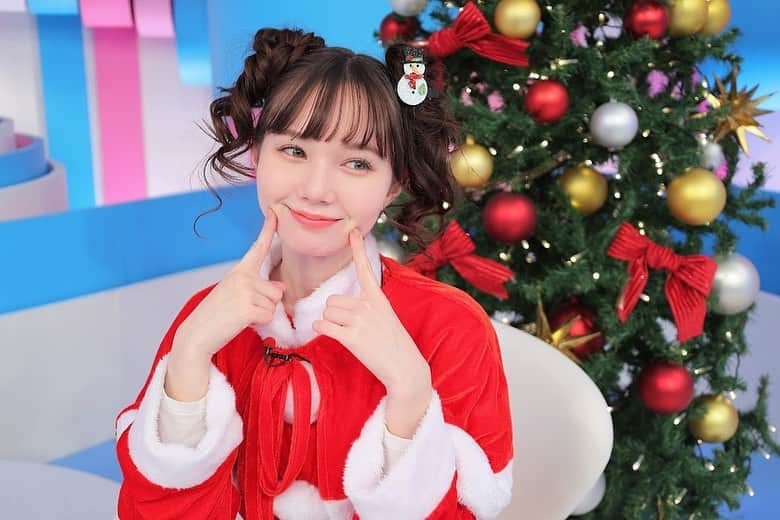 マーシュ彩のインスタグラム：「Merry Christmas🎅  ZIP！ではサンタさんになりましたよ〜！くぼさんはチキン🍗 髪の毛も可愛くしていただきました。  そして今日は家族で毎年恒例のお寿司🍣  みなさんはどんなクリスマスを過ごしましたか？☺︎  あ、もうZIP！も今年はあと2回です！きゃーはや。」