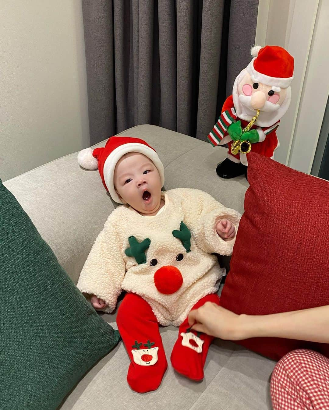 オ・ジェソクのインスタグラム：「Merry Christmas!  크리스마스에는 축복을🤍 크리스마스에는 사랑을❤️ 사랑하는 다솜이와 세온이와 함께 맞이한 첫 성탄절」