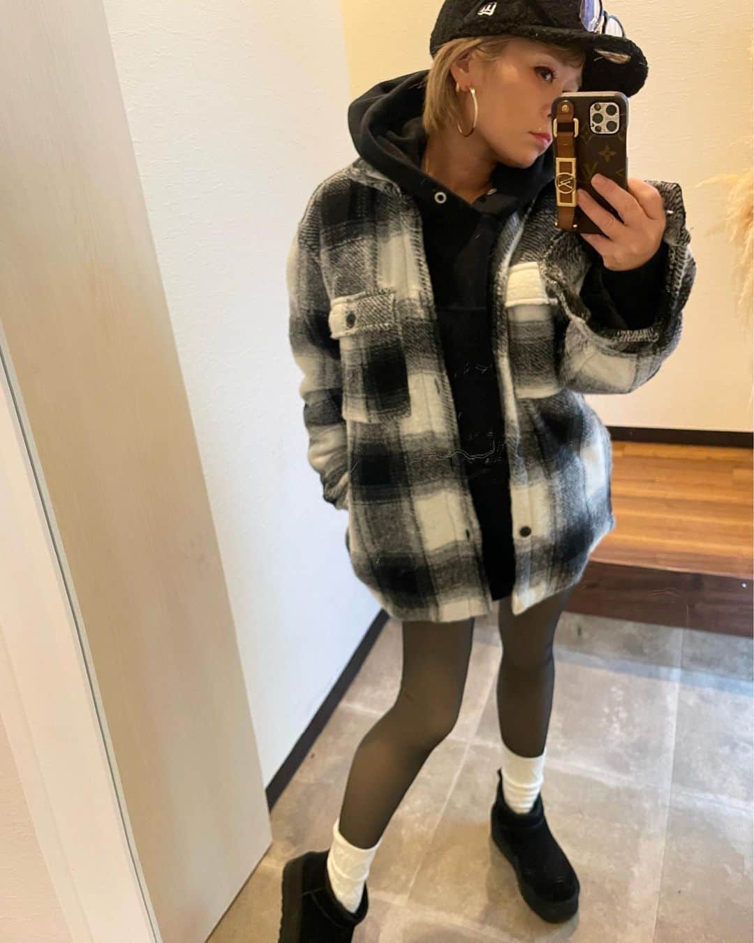 宮下美恵のインスタグラム：「#ママコーデ  先週は毎日カジュアル楽ちん コーデでした♪  チェックジャケット @zara men's パーカー @fxxkingrabbits   そー言えば、毎年親子共々愛用しまくりの透け感あるのにふわふわの1200でニールの着圧タイツが、 人気過ぎて生産追いつかずとかで、 明日のお昼には販売停止になるっぽい💦  気になってる方や、あたしみたいに追加したいと思ってた方は、 お早めに☺️  ストーリーに載せときました☺️  ちなみに私は、2色あるけど、新色のブルベ派です‼️ どっちも持ってるけど、 個人的には、ブルベの方がコーデに合わせやすいし、履いた感じが自然です。  #スウェットコーデ#パーカーコーデ#チェックコート #チェックシャツ #チェックジャケット#ニット帽#ニット帽コーデ #伊達メガネ #アラフォーママ#三姉妹ママ  #スウェットワンピ#大人カジュアル#スニーカーコーデ #スニーカー女子 #金髪ショート #低身長コーデ」