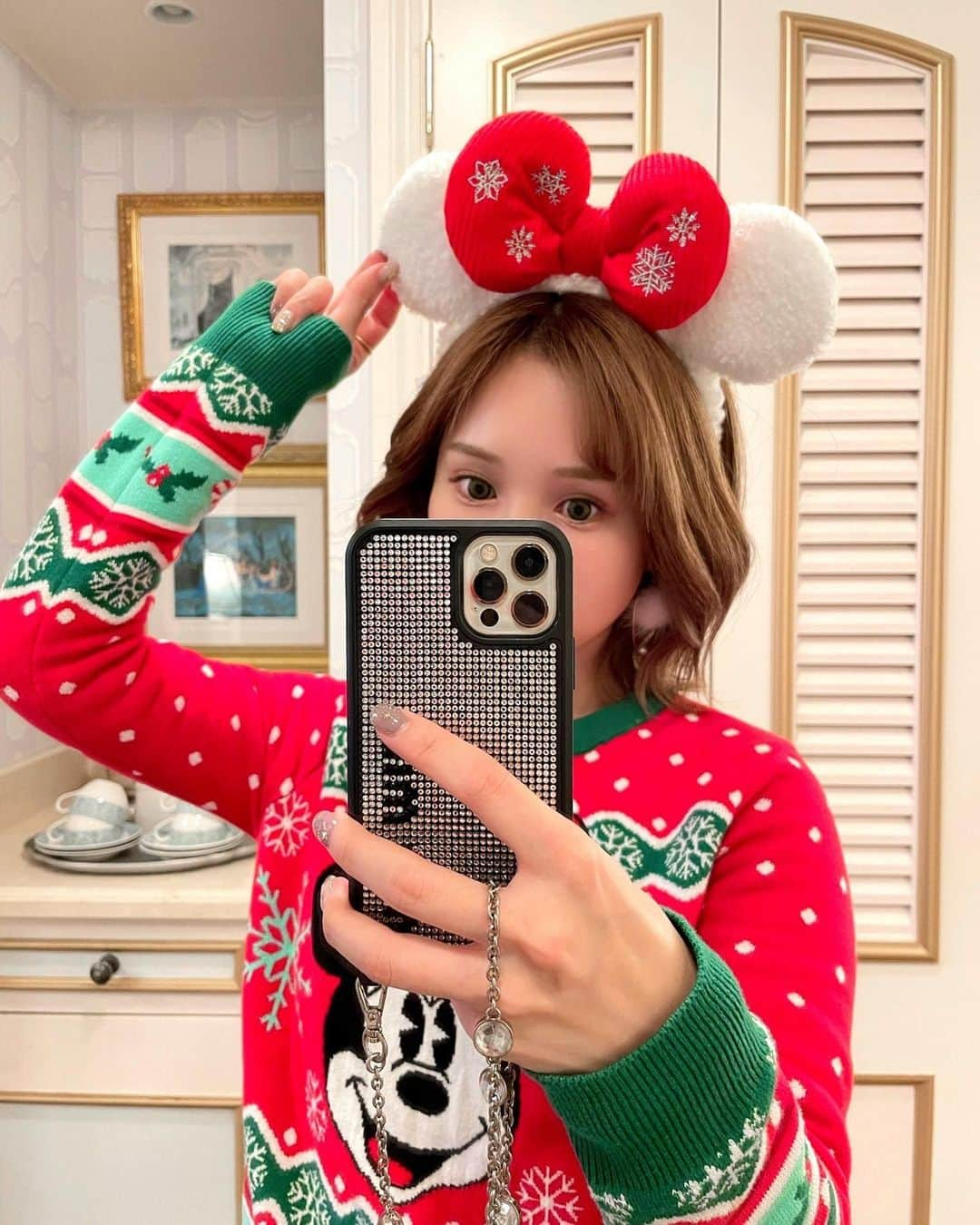 小島みなみさんのインスタグラム写真 - (小島みなみInstagram)「. . ❤️💚 . . . #クリスマス #Christmas #ディズニーランドホテル #disneylandhotel #シンデレラルーム #シンデレラルームコンシェルジュ #ディズニーランドホテルコンシェルジュ #クリスマスセーター」12月25日 23時34分 - kojima_minami_373