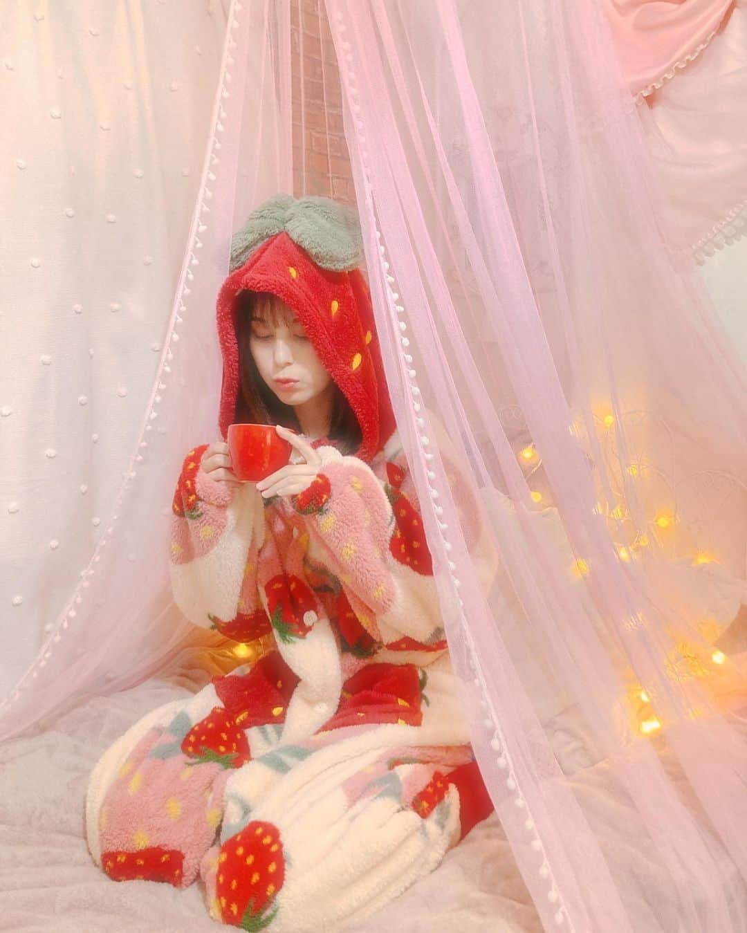 寺山葵のインスタグラム：「メリークリスマス🎄⭐️🎶✨  両親とイルミネーションを チラッと見に行って、 お家でディナーを楽しみました🥰❤️  シナモンとオレンジ沢山入れて ヴァンショーで身体を温めました🍷🍊✨  残り僅かとなりましたが 皆様にとって素敵なクリスマスを🎁💓✨  ふぅ、、寒かったぁ☺️💕✨  #クリスマス #christmas #christmastree #xmas #strawberry #ホームパーティー #家族 #family #myroom」