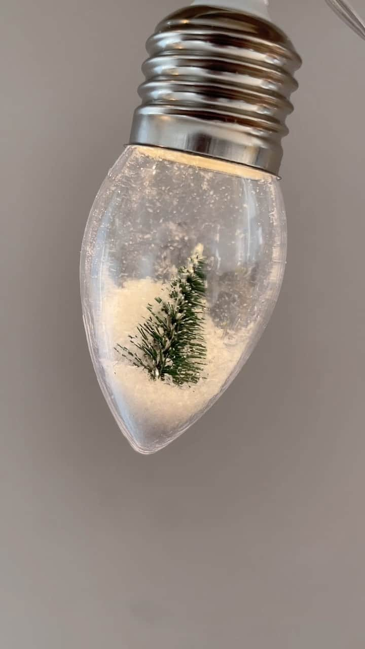 サラ・ラミレスのインスタグラム：「Video of a wide shot and then close up on some of Sara’s Christmas lights hanging against a white(ish) wall. Each light is a clear bulb with a silver base and a tiny Xmas tree submerged and covered in snow inside. In the background is the sound of Sara singing some lyrics from “Have Yourself a Merry Little Christmas” live while filming this video. You can hear Mio, Sara’s 6 months old puppy singing along in the background. Video ends on close up of one of the bulbs. Then Sara says “Merry Christmas, everybody.”  Wishing you all a restorative, healing, generative, truth telling, joyful, loving holiday, however you choose to celebrate and/or share space. And not everyone is celebrating today. Not everyone celebrates or holds space in the same way.  I’m also remembering that the size of our grief is the size of how large we love(d).   Peace, ♥️🫶🏽❄️🫶🏽♥️」