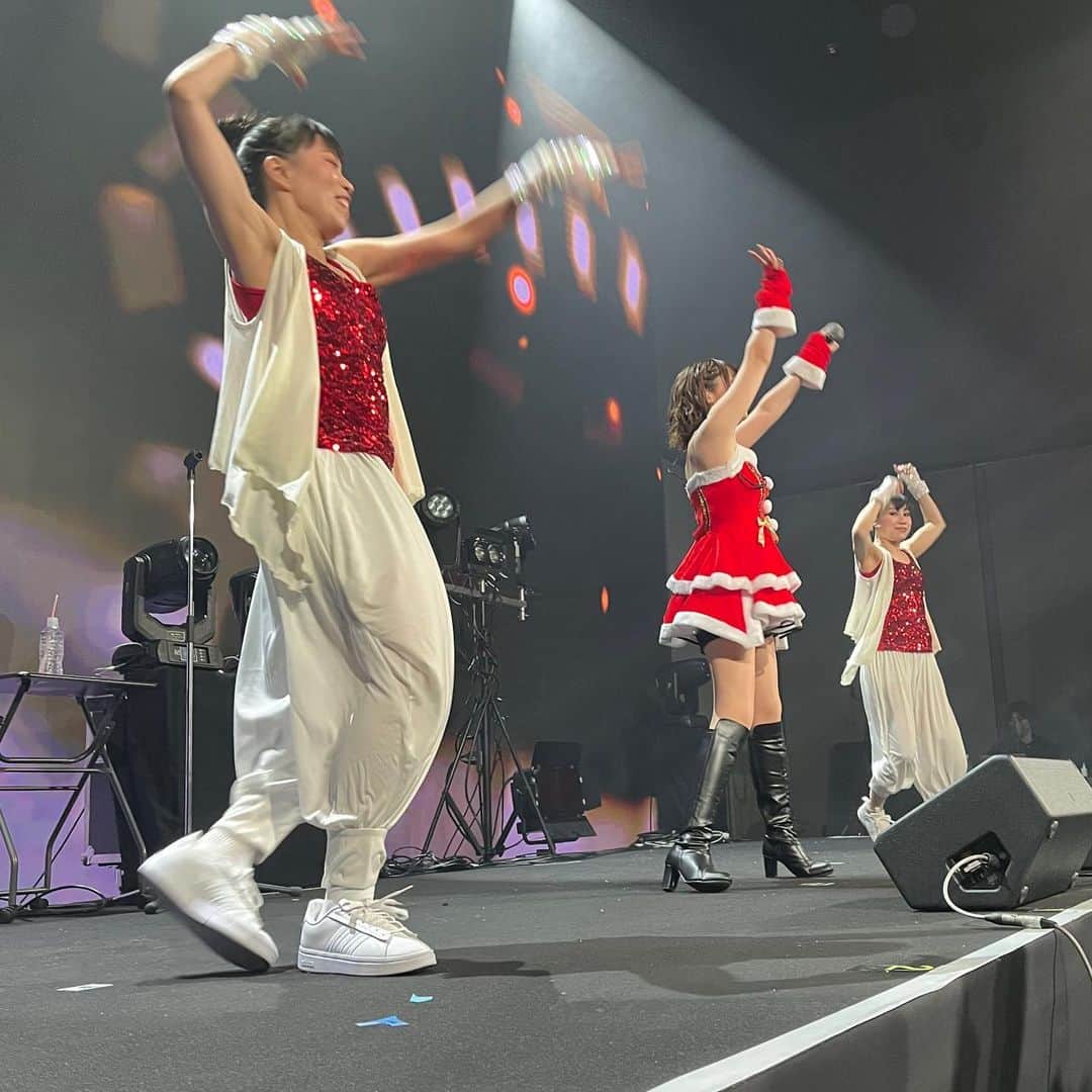 黒崎真音さんのインスタグラム写真 - (黒崎真音Instagram)「GOOD EVENING! . Appearance東京 vol.4 . 出演させていただきました！ . クリスマス風でお届けしました . 楽しんでもらえてたら嬉しいなぁ！ . 今年のライブ納め、笑顔いっぱいの空間で最高でした . また来年もたくさん、歌えますように！ . またね、ありがとう #Appearance東京 #live #concert #Xmas #maonkurosaki」12月25日 23時37分 - maonkurosaki922