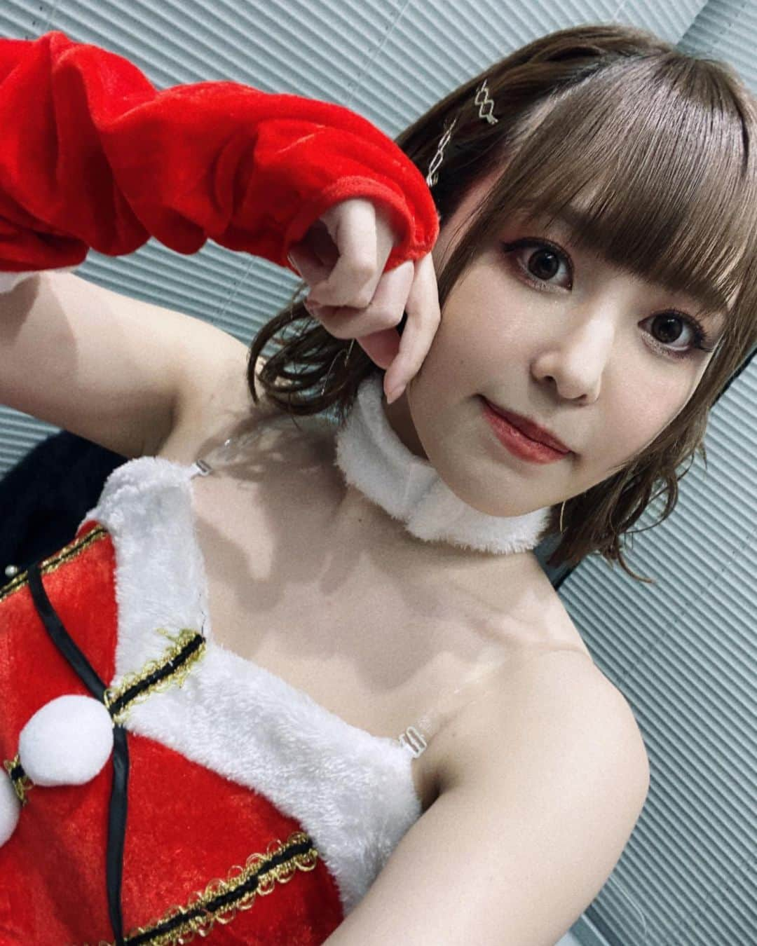 黒崎真音さんのインスタグラム写真 - (黒崎真音Instagram)「GOOD EVENING! . Appearance東京 vol.4 . 出演させていただきました！ . クリスマス風でお届けしました . 楽しんでもらえてたら嬉しいなぁ！ . 今年のライブ納め、笑顔いっぱいの空間で最高でした . また来年もたくさん、歌えますように！ . またね、ありがとう #Appearance東京 #live #concert #Xmas #maonkurosaki」12月25日 23時37分 - maonkurosaki922