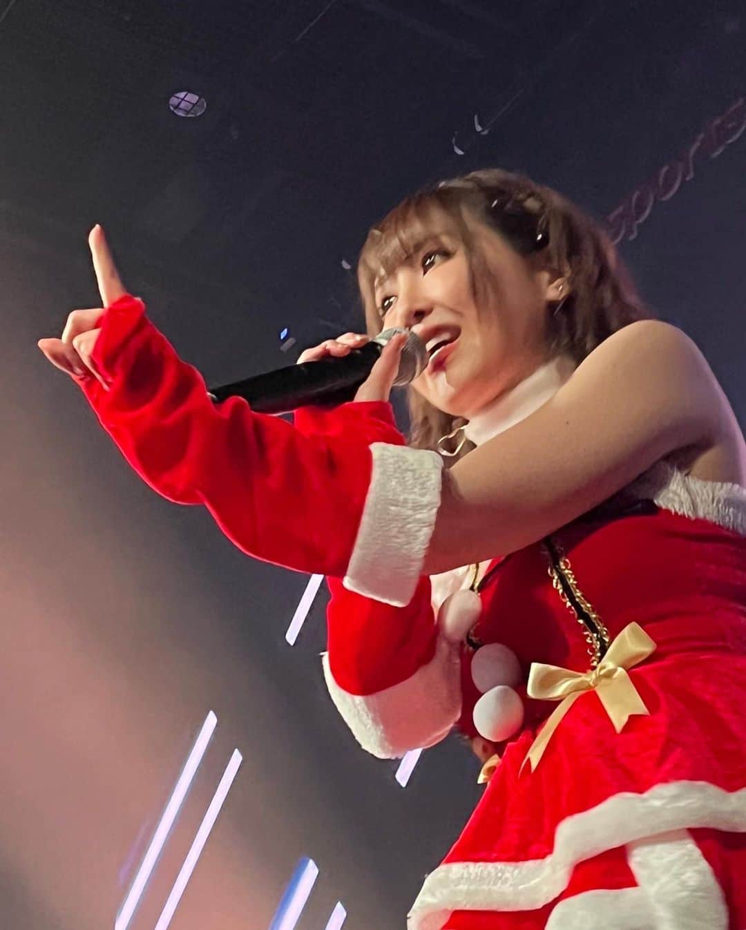 黒崎真音のインスタグラム：「GOOD EVENING! . Appearance東京 vol.4 . 出演させていただきました！ . クリスマス風でお届けしました . 楽しんでもらえてたら嬉しいなぁ！ . 今年のライブ納め、笑顔いっぱいの空間で最高でした . また来年もたくさん、歌えますように！ . またね、ありがとう #Appearance東京 #live #concert #Xmas #maonkurosaki」
