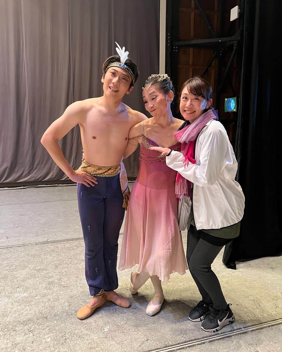 野牛あかねのインスタグラム：「かおりちゃん主催の発表会のお手伝い🎶 @ballet_._balletone   田辺淳君との黒澤ペアの海賊のグラン、ブラボーでした😆 @jun_tanabe_  淳君は直接会うのは14年前⁉️に盛岡で取材させてもらって以来の再会でした🥹🥹  私的に、2人とは盛岡での繋がり、そこに貝谷、コデマリの皆さんとの繋がりもあって、感慨ひとしおなクリスマスになりました❣️❣️  #アナウンサー #影ナレ #バレエ発表会」