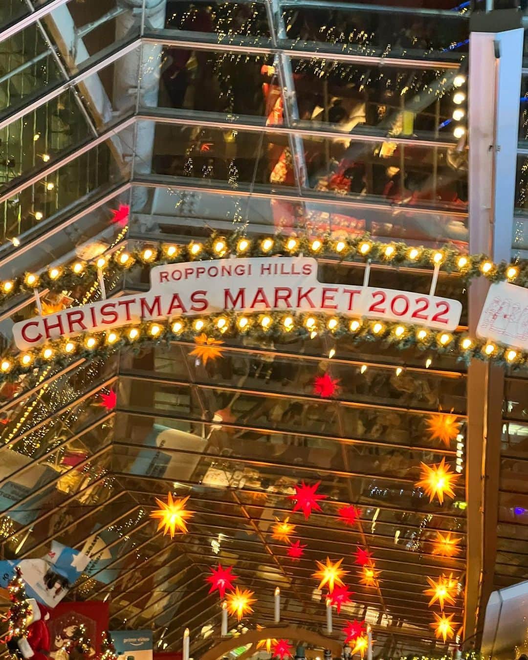 山田菜々のインスタグラム：「クリスマスが終わっちゃう前に残しておこーっと📝  イルミネーションがいろんなところでキラキラしていて素敵でした✨  通りすがりにひとりで音楽聴きながらひっそり『イルミネーションや〜♡』っていつも見てます💝  きっと普段は着ない特別なおしゃれなんやろうな〜って人を見るときゅんとするし、駅でばいばいしてるのみてもきゅんとしてしまってなんだか歳を重ねるということをちゃんと楽しんでます🥹笑  お友達と連絡とるときにクリスマスって打つとクリスマス仕様に変わったり雪が降ってたり、いつもと違う特別間にちょっとだけテンションが上がるからそれもすきです☃️♡  王子様と雪の夜もぴったりしたいX'mas!も聖なる鐘がひびく夜もたくさん聴きました🌹  クリスマスまた来年🎅✨」