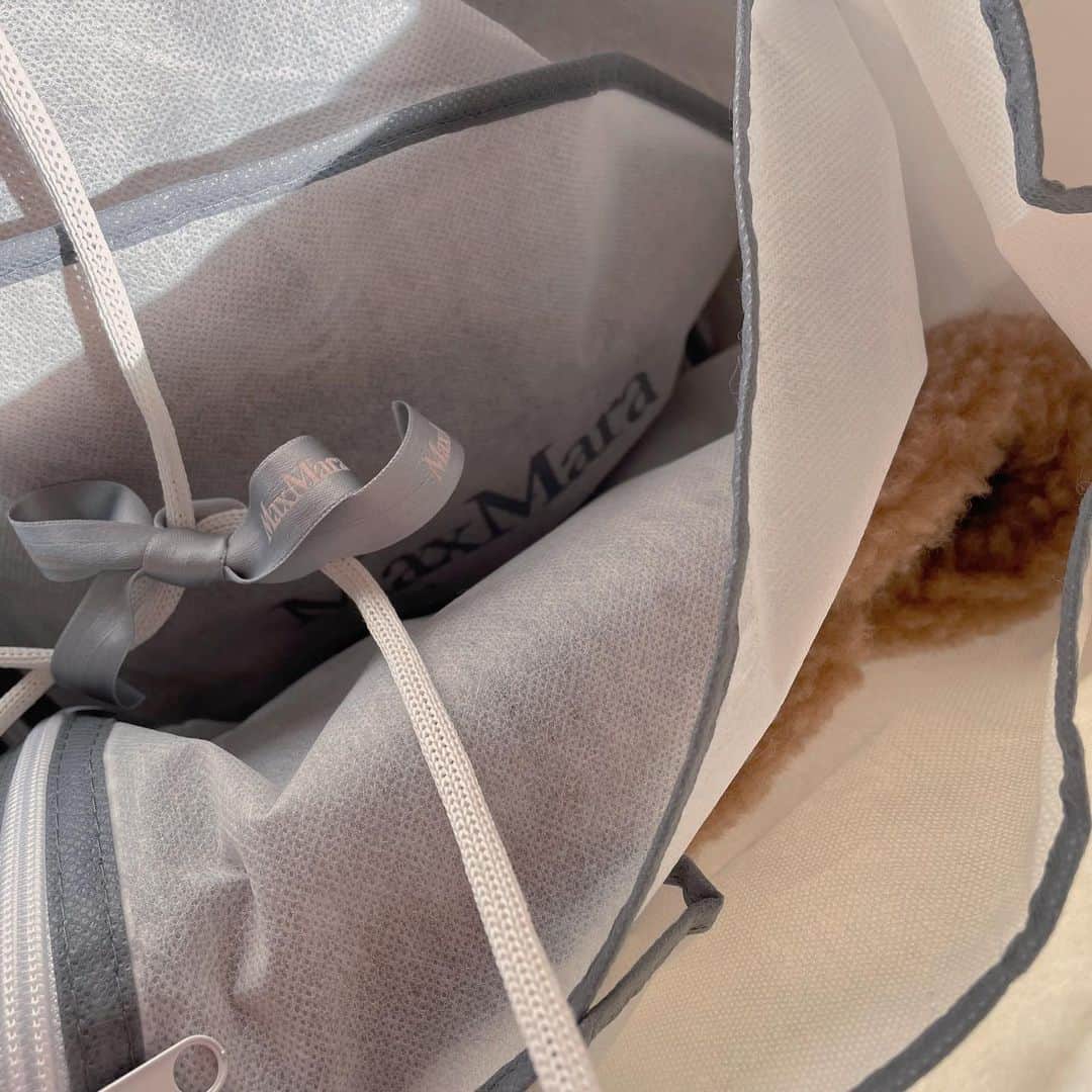 のインスタグラム：「@maxmara teddy bear 🧸   サイズについて沢山DM頂いたのですが私はXSサイズを購入しました！  袖が短くも感じるし、でも大きくすると着膨れも気になるし… 正直正解が分からない。ご参考までに🤲🏻  ColorはGrayと悩んだのですが息子に @lili20200724 と同じ色にして🐶と言われたのでキャメルにしました！  連日の寒波で急激に活躍しております☃️  #maxmara#マックスマーラ#テディベアコート」