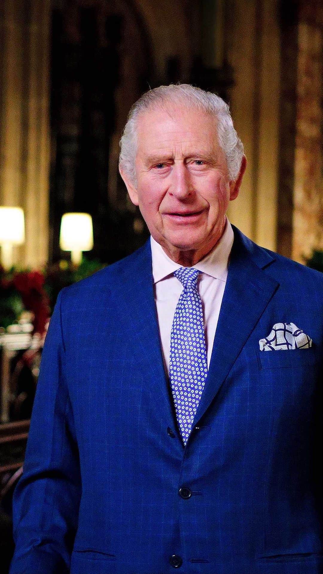 ロイヤル・ファミリーのインスタグラム：「“Christmas is a particularly poignant time for all of us who have lost loved ones.  We feel their absence at every familiar turn of the season and remember them in each cherished tradition.”  📺 In The King's Christmas Broadcast, His Majesty reflects on Queen Elizabeth II's faith in people and thanks those who have given their time to help others.  The full broadcast is now available to watch on our YouTube channel (via link in bio).」