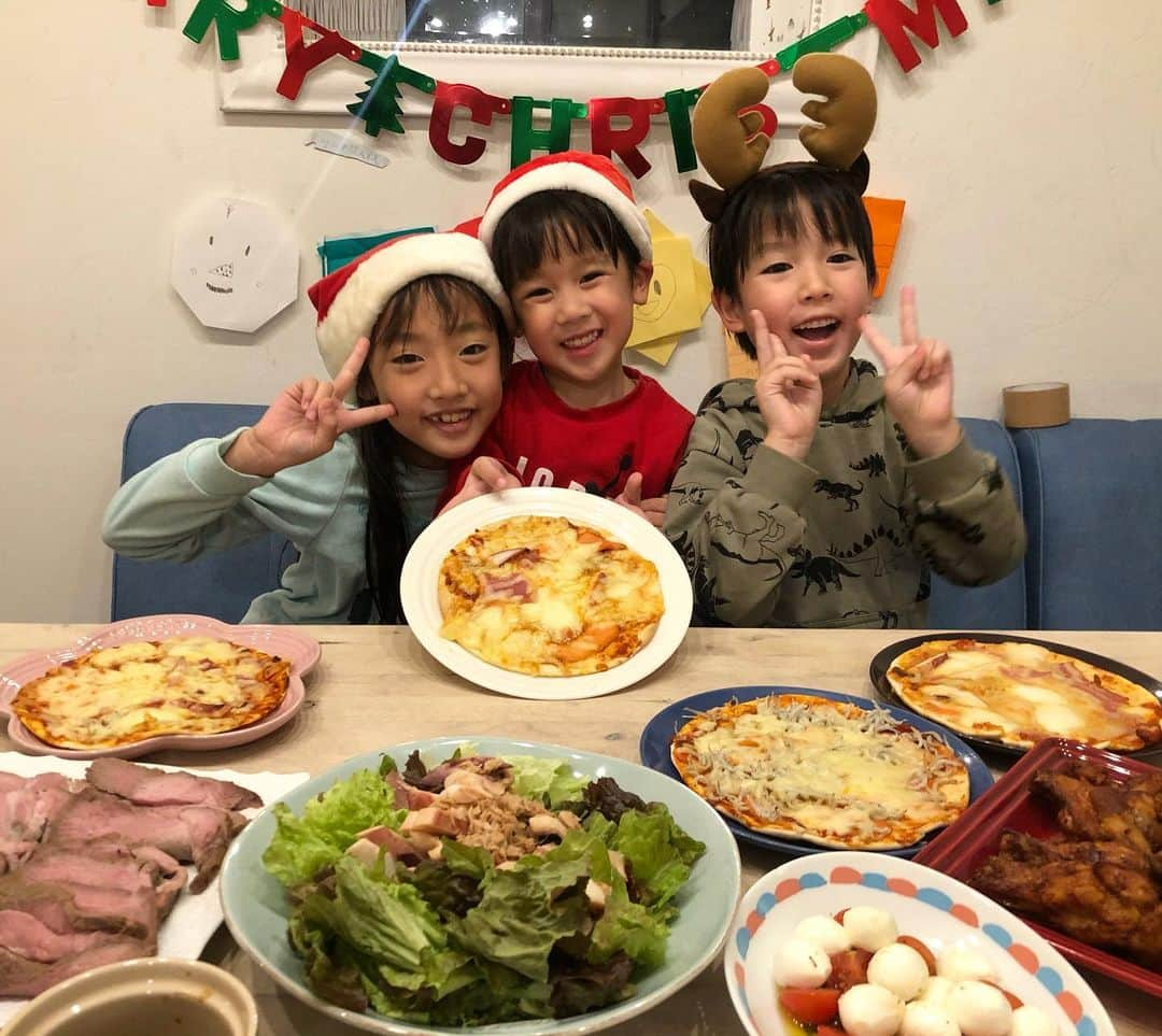 鷲尾春果のインスタグラム：「メリークリスマス🎄✨ 子供達とピザを作ったり、クッキーにデコレーションしたり、、、 簡単なものばかりだけど、楽しんでくれて良かったよかった❤️ イベントの多い12月。パパ不在の日が続くなか、助けてくれる友人がいるありがたみをいつも以上に感じる日々です✨ 今年も残り数日、、、みんな元気で楽しく過ごせますように💖 #クリスマス#christmas #12月 #親子#cooking #3人きょうだい#👧🏻👦🏻👦🏻#育児#子育て#ママ」