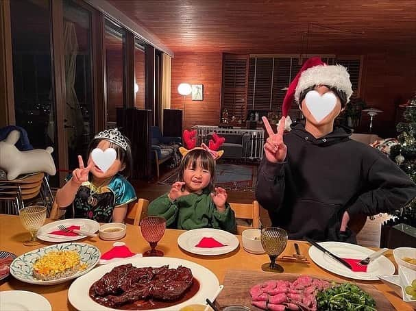 澤田泉美のインスタグラム：「Merry Christmas🎄❤️ 今日は、座り順を変えてみようと、 子ども達を並んで座らせることに❣️  三人並んで座り、笑い合っている姿を見ると、 幸せで涙が出そうになった🥹❤️ この席順いいなーーー😍 次女も、いよいよママのお隣卒業かしら？？  さてさて、今年は、 美しくて美味しいケーキの予約がとれず😭 だったら、手作りだ‼️と、ブッシュドノエルを作りたくて、 ロールケーキを作りました🥰  あえて完成はさせず、切り分けてから みんな各々好きにデコレーションさせてみました❤️ お店のケーは買えなかったけど、 家族みんなが楽しんでいて、そして、 喜んでいたのでこれはこれで良かったな〜ってね❤️  子ども達も寝たし、あと少し飲んだらわたしも寝ようっと❤️  #merrychristmas #Merry#Christmas #2022#1225 #クリスマス#おうち時間 #手作り#ケーキ #ブッシュドノエル #三児の母」