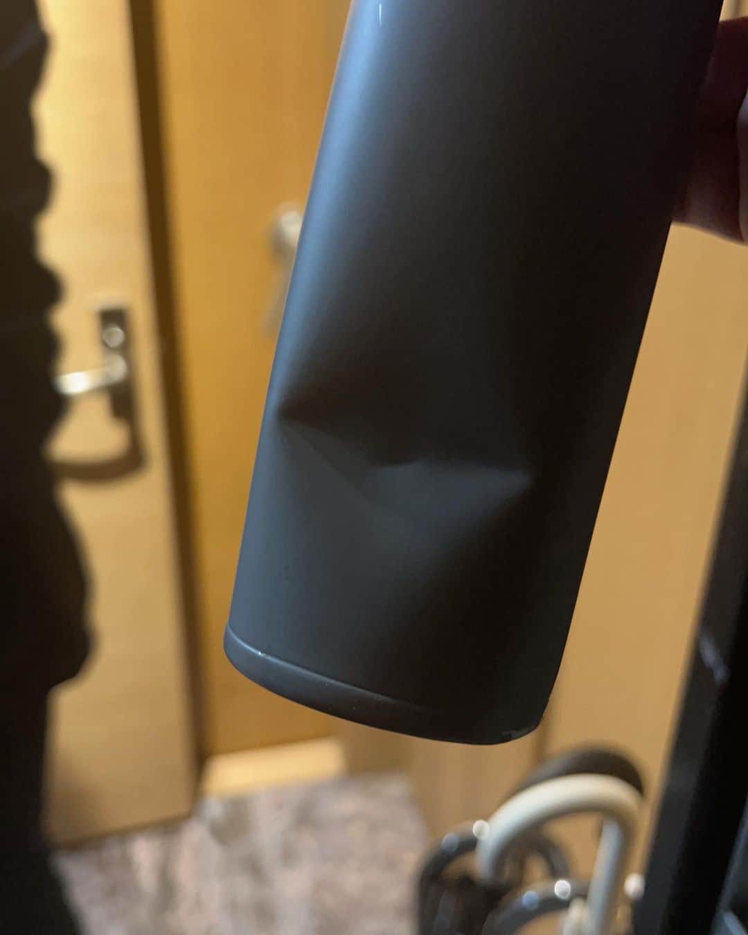 宮崎隆睦のインスタグラム：「次回の宮崎隆睦グループは2/1に決まりました！その前に本日お世話になった長江健次さんで神戸なんかもあります！ そんな中、防音扉にタンブラーを思いっきり挟んでしまいました」
