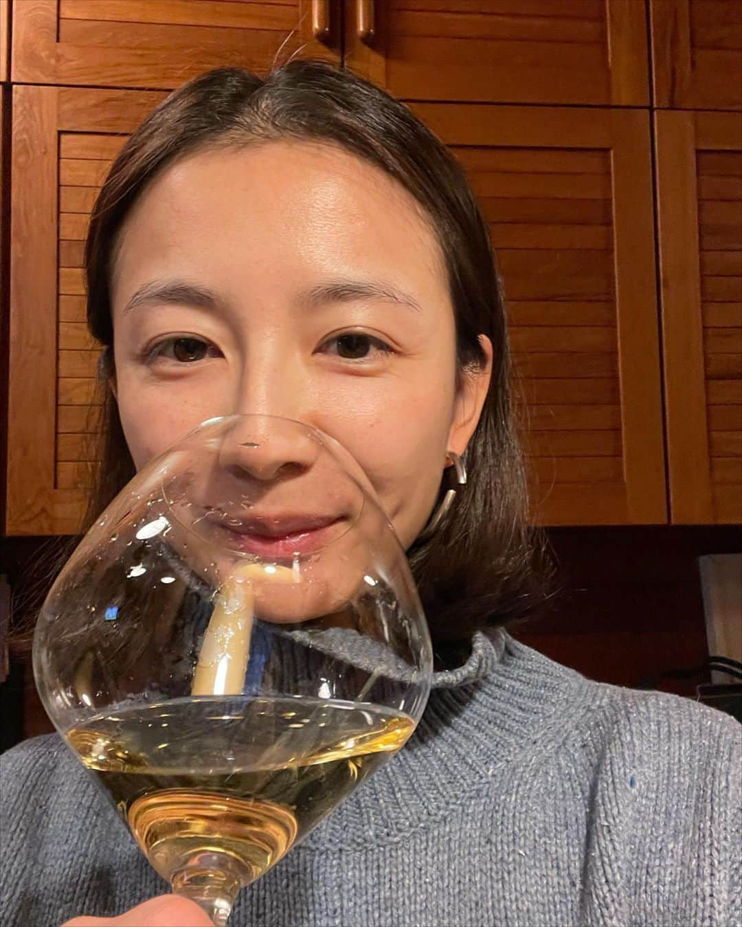 澤田泉美のインスタグラム：「イブの飲んだくれ母さん🤣❤️  2枚目のオマールちゃんは、 パパがブイヨンにしてくれました👏👏👏 素材だけの旨みスープ‼️蓋開け2take😂w （塩もなし！なのに美味い！）最高でした😭❤️  飲みすぎたわたしは、座りながら寝たのでした笑  #クリスマスイブ #merrychristmas #パパご飯#ブイヨン #激うま#👏👏👏 #ワイン#乾杯 #飲みすぎた #楽しかったー #三児の母」