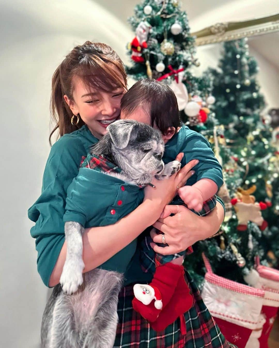 里海のインスタグラム：「Merry Christmas 🎄 可愛いぷーちゃんと子供と🎂 息子のファーストクリスマスです🎅🏼 いつか大きくなったら 写真を見せて こんなに可愛いくて仕方なかったんだよと言い聞かせたいです🥹🥹 可愛いケーキ🎂を作ってくれた @ai_okada_  ありがとうございます😊 しかしながら重たい…😂 #firstchristmas #3monthsbaby」