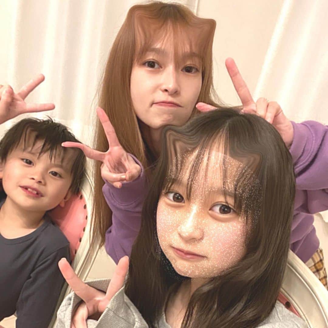 町田亜里香のインスタグラム：「﹏𖥧𖥧﹏𓃕𓂅𓂅  ⠀⠀⠀⋆*̣̩ 𝟸𝟶𝟸𝟸.𝟷𝟸.𝟸𝟻 *̣̩⋆ *.❅·𝐌𝐞𝐫𝐫𝐲 𝐂𝐡𝐫𝐢𝐬𝐭𝐦𝐚𝐬ॱ❆.*  今年も家族でお祝いできました🎉 じゅなもじゅきも無事に サンタさんが来ました𓃕ˊ˗  24日は 頂いたステーキ🥩に 不二家の三角ケーキ🍰𓂃𓂂𑀀  25日は、 写真載せてますが ケンタッキーˊ˗ 写真の倍ぐらいあって( ߹ ߹ ) 買いすぎました´っ ·̫ -  でも美味しかったからよし🫶  もう12月も終わりますね❄️ 本当に一年って あっという間🥹  お化粧してなくて、 すっぴんで失礼致します🙇。  #メリークリスマス #クリスマス  #クリスマスメニュー  #クリスマスケーキ #家族」