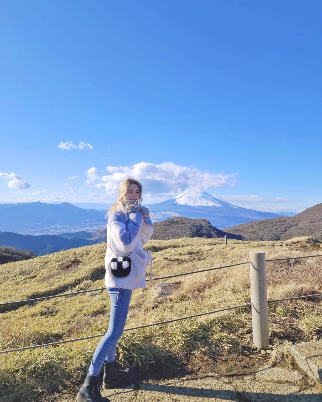 ひかりんのインスタグラム：「I saw Fuji-san for the first time today up close ! ITS A CHONKY MOUNTAIN 🗻 #japan #mtfuji」