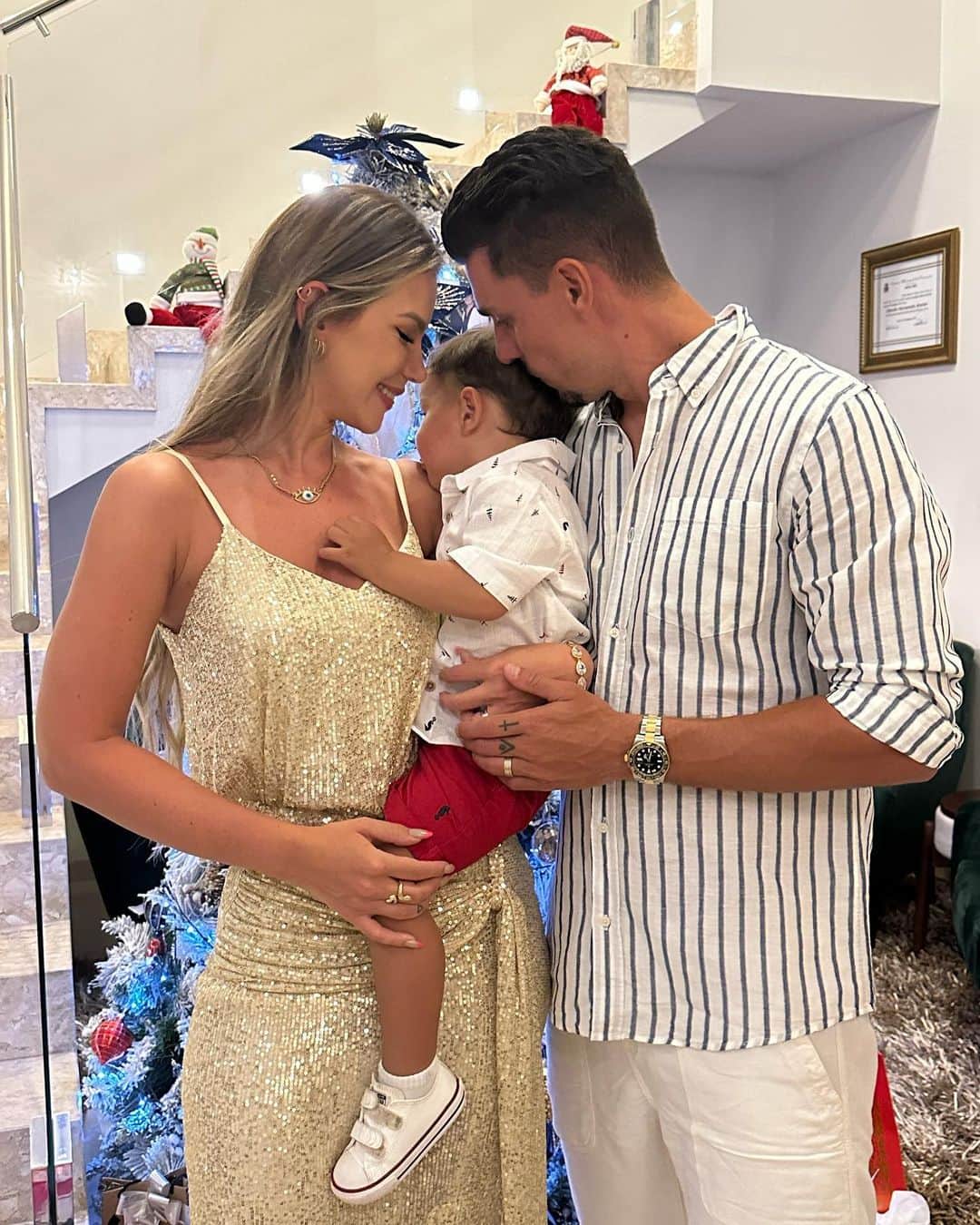 ダニーロ・フェルナンド・アベラールのインスタグラム：「Desejamos a todos um Feliz Natal com muitas bençãos do menino Jesus 🙏❤️」